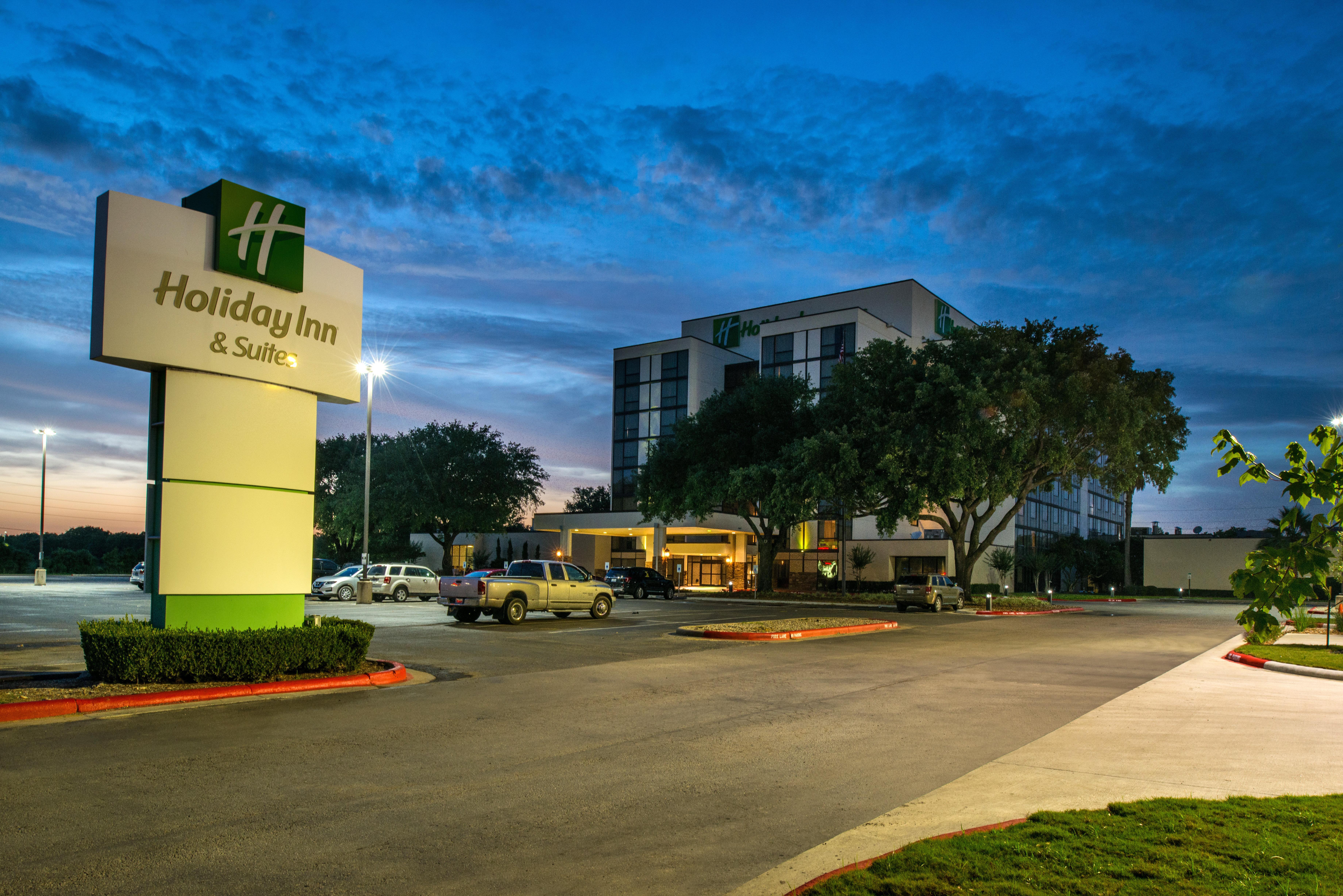 Holiday Inn Hotel And Suites Beaumont-Plaza I-10 & Walden By Ihg Exterior photo