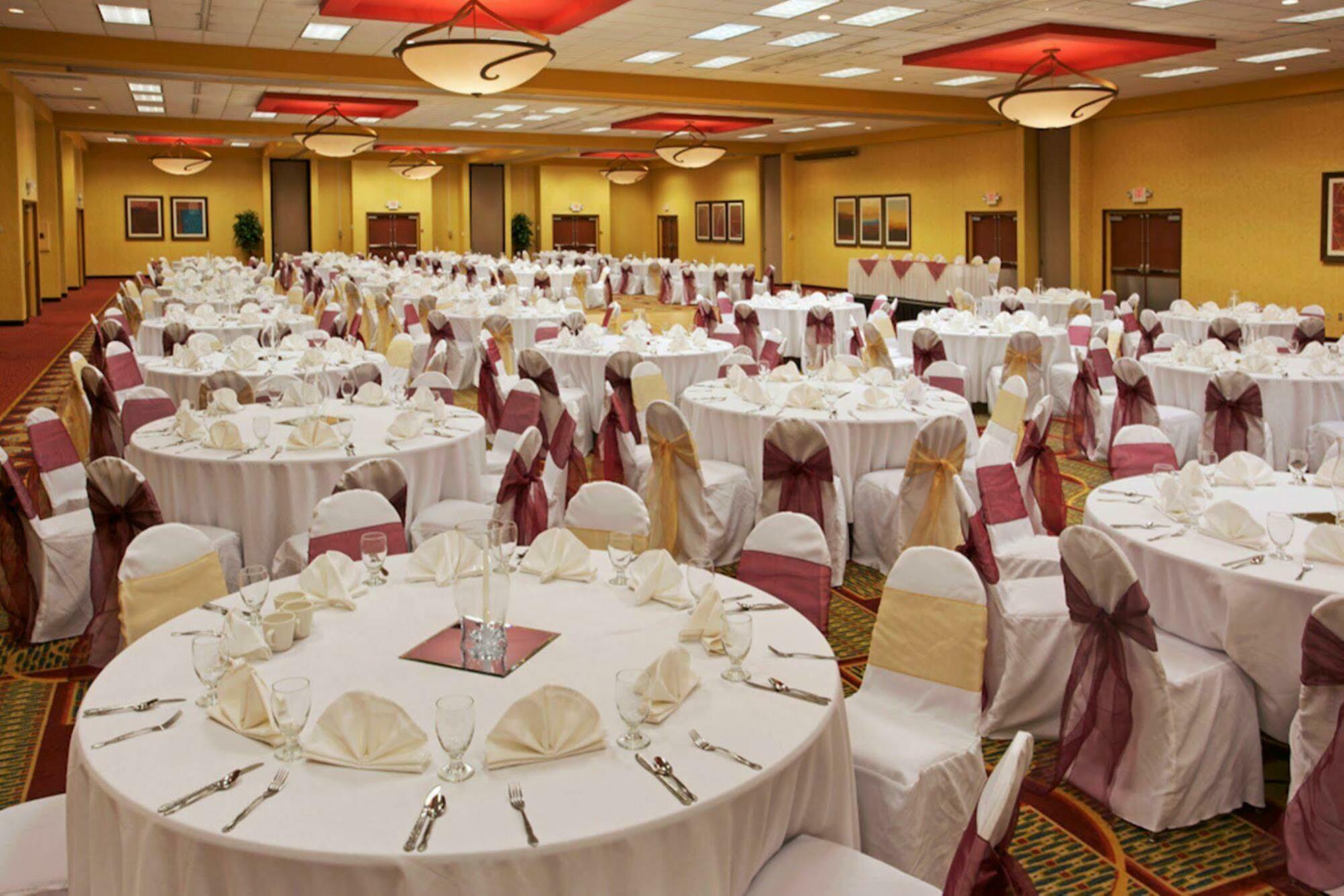 Holiday Inn Hotel And Suites Beaumont-Plaza I-10 & Walden By Ihg Restaurant photo